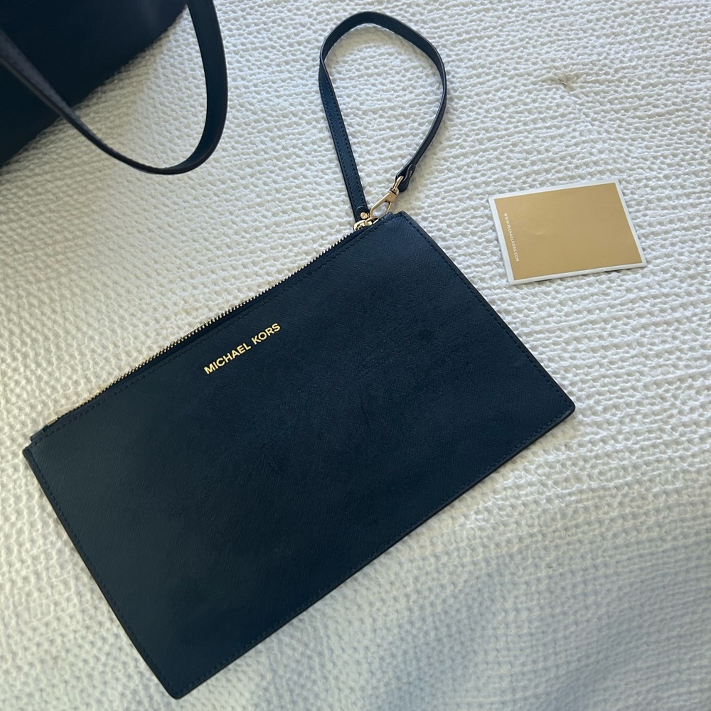 ❤️ NWOT MK Michael Kors Large Navy Tote with Gold Accents & Large Zip Wristlet - Picture 2 of 6